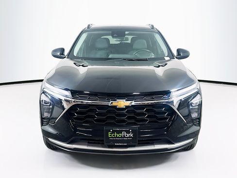 Used 2024 Chevrolet Trax LT w/ Driver Confidence Package FWD image 2