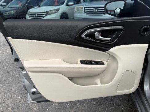 Used 2015 Chrysler 200 Limited w/ Convenience Group image 12