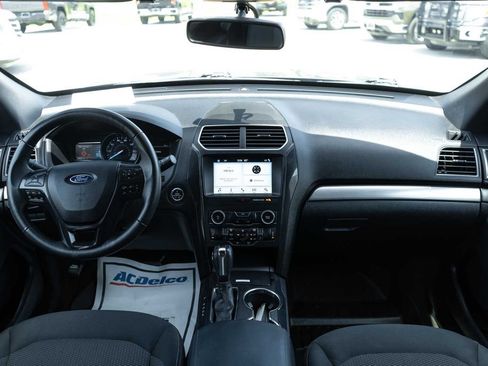 Used 2018 Ford Explorer XLT w/ Equipment Group 201A FWD image 15