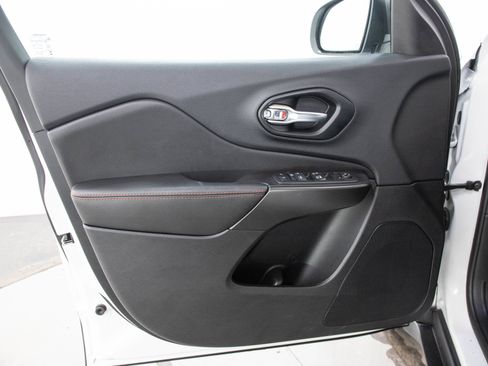 Used 2021 Jeep Cherokee Trailhawk AWD/4WD image 20