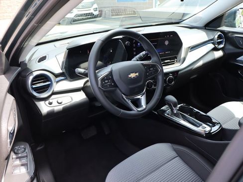 Used 2025 Chevrolet Trax LT w/ LT Convenience Package FWD image 10