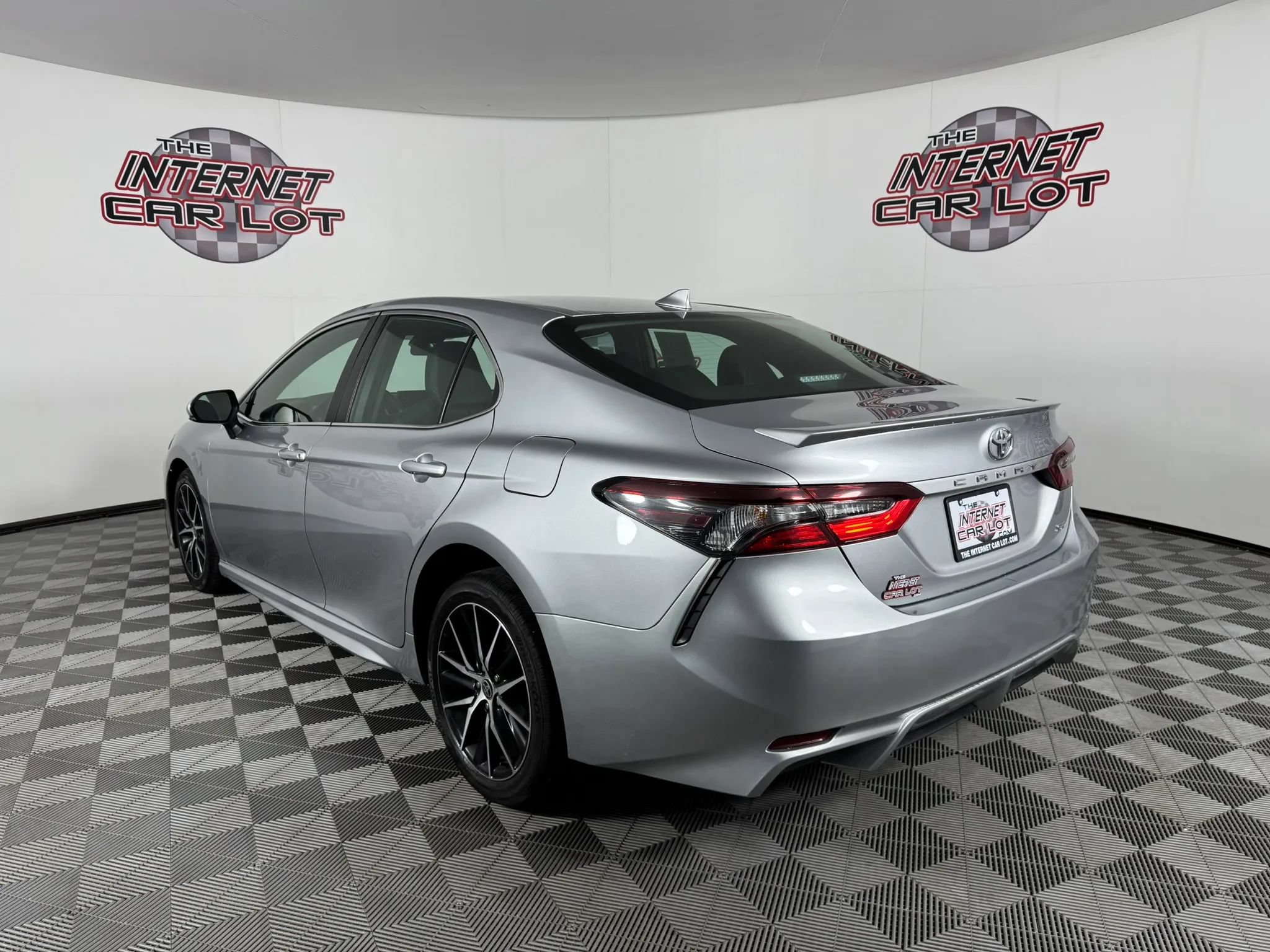 Used 2023 Toyota Camry SE FWD image 5