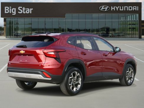 Used 2025 Chevrolet Trax LT w/ LT Convenience Package image 4