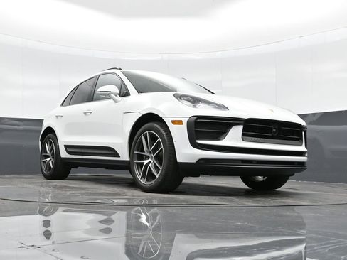 Certified 2025 Porsche Macan image 40