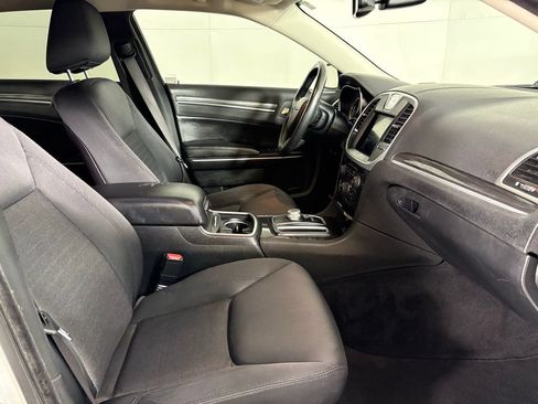 Used 2019 Chrysler 300 Touring w/ Chrome Appearance Package RWD image 14