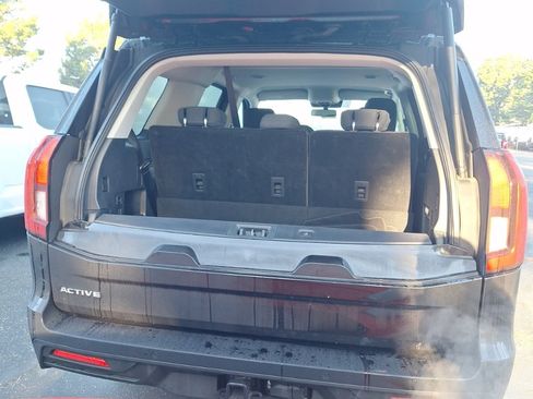 Certified 2025 Ford Expedition Active image 5