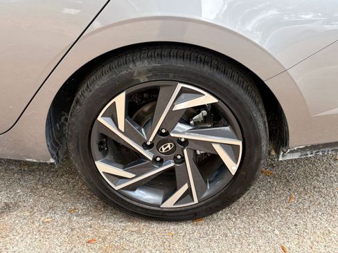 Used 2025 Hyundai Elantra Limited image 28