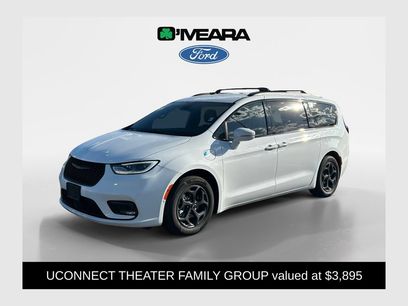 Used 2022 Chrysler Pacifica Touring-L w/ Uconnect Theater Family Group