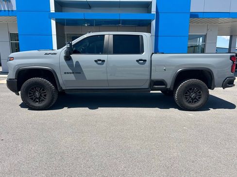 Used 2025 Chevrolet Silverado 2500 ZR2 w/ Technology Package AWD/4WD image 2