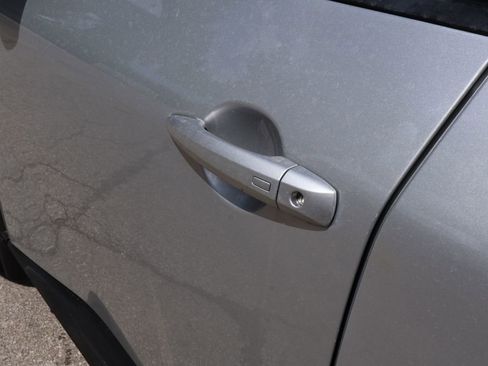Used 2023 Nissan Rogue SV FWD image 13
