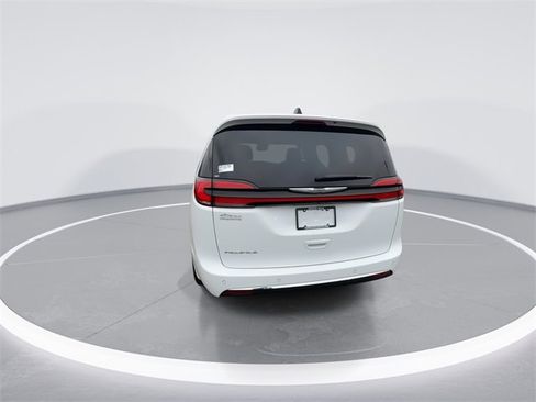 Used 2024 Chrysler Pacifica Touring-L image 7