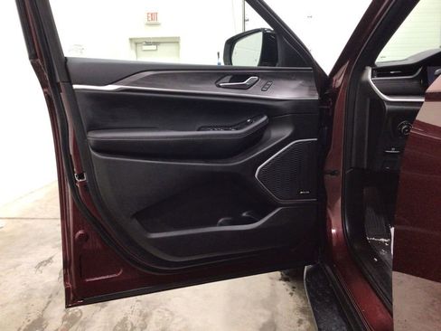 Used 2024 Jeep Grand Cherokee Limited w/ Black Appearance Package image 17