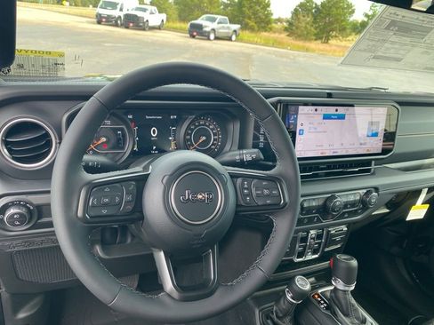 Used 2025 Jeep Gladiator Sport image 14