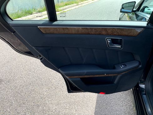 Used 2010 Mercedes-Benz E 350 4MATIC Sedan image 17