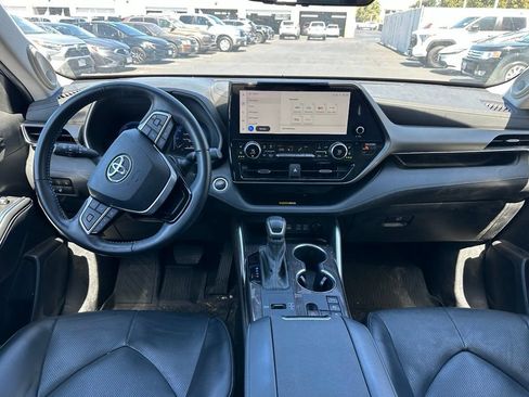Used 2024 Toyota Highlander Limited AWD/4WD image 9