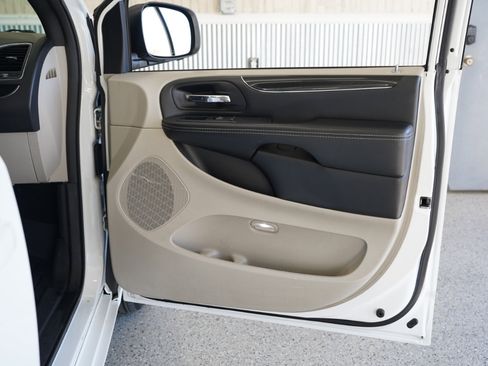 Used 2018 Dodge Grand Caravan SXT image 30