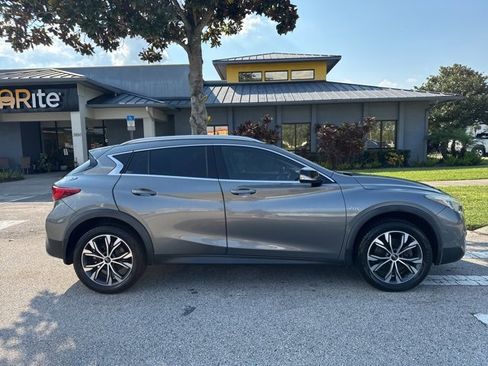 Used 2018 INFINITI QX30 Premium w/ Navigation Package image 8