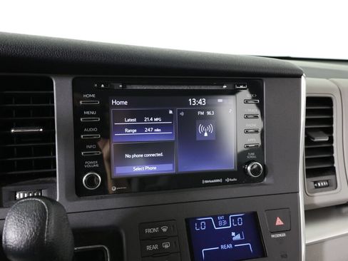 Used 2018 Toyota Sienna LE FWD image 31