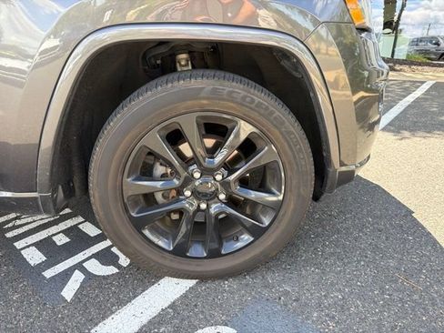 Used 2019 Jeep Grand Cherokee Altitude AWD/4WD image 12
