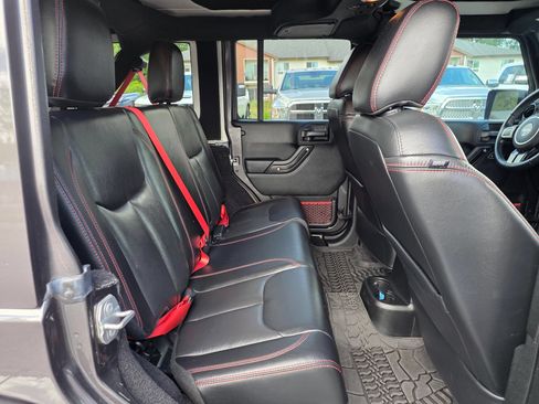 Used 2017 Jeep Wrangler Unlimited Rubicon AWD/4WD image 23