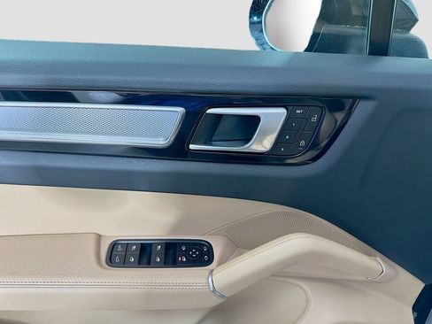 Certified 2022 Porsche Cayenne Platinum Edition image 20