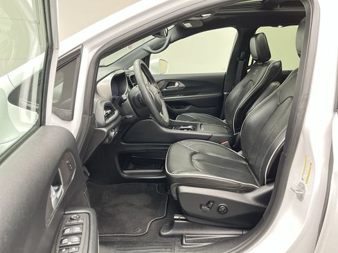 Used 2022 Chrysler Pacifica Limited w/ S Appearance Package FWD image 3