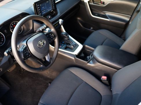 Used 2021 Toyota RAV4 LE image 8