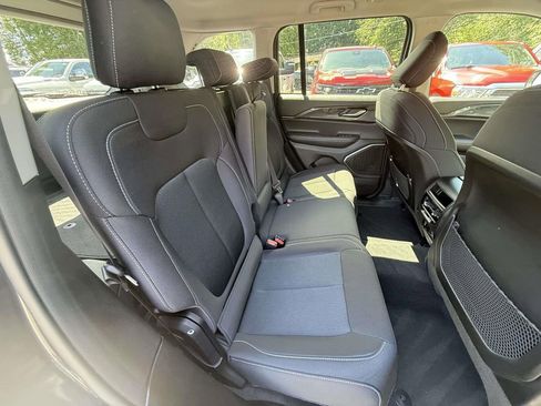 Used 2022 Jeep Grand Cherokee Laredo w/ Luxury Tech Group I AWD/4WD image 10