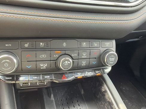 Used 2025 Dodge Durango R/T AWD/4WD image 36