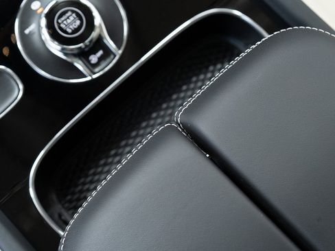 Used 2024 Bentley Bentayga V8 image 32