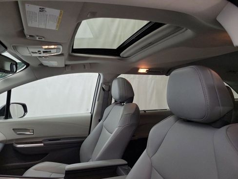 Used 2022 Toyota Sienna XLE w/ XLE Plus Package image 9