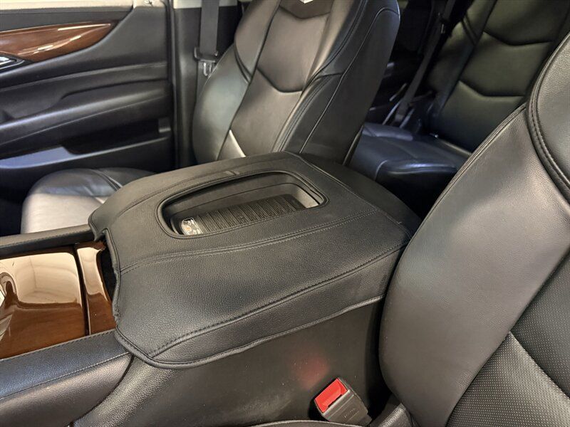 Used 2018 Cadillac Escalade Luxury AWD/4WD image 28