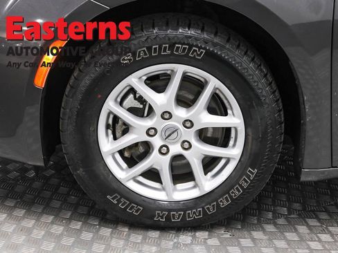 Used 2023 Chrysler Voyager LX image 32