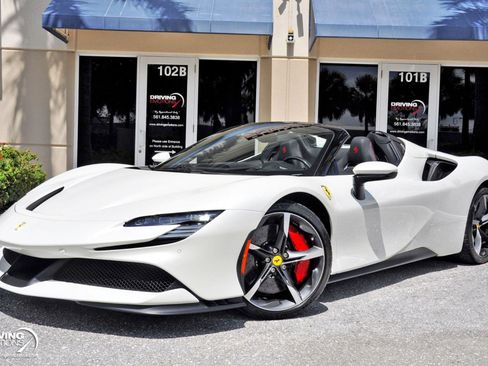 Used 2024 Ferrari SF90 Spider image 40
