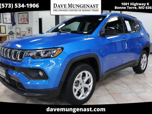 Used 2024 Jeep Compass Latitude AWD/4WD image 1