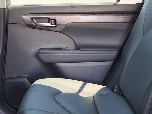 Used 2025 Toyota Highlander Limited AWD/4WD image 16