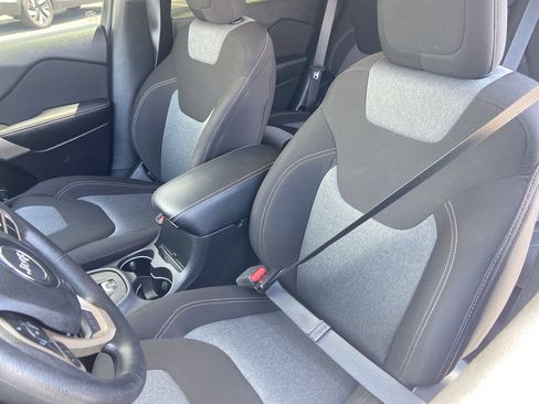 Used 2018 Jeep Cherokee Latitude w/ Safety Group AWD/4WD image 14