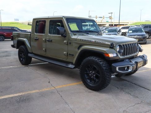 Used 2025 Jeep Gladiator Sport AWD/4WD image 4