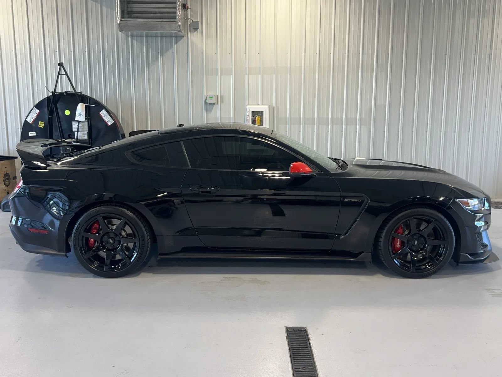 Used 2019 Ford Mustang Shelby GT350R w/ GT350R Equipment Group 920A RWD image 2
