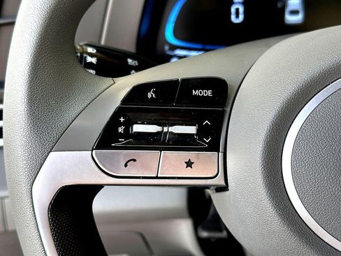 Used 2025 Hyundai Elantra SE w/ Cargo Package image 18