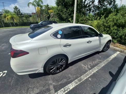 Used 2018 INFINITI Q70 Luxe RWD image 3