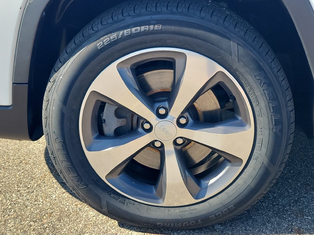 Used 2019 Jeep Cherokee Limited w/ Luxury Group AWD/4WD image 37
