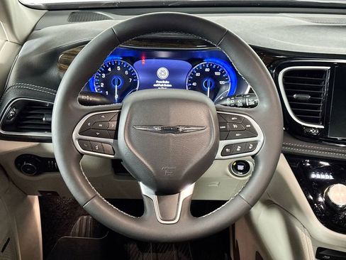 Used 2023 Chrysler Pacifica Limited w/ Uconnect Theater Family Group image 13