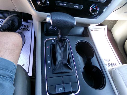 Used 2018 Kia Sedona L image 16