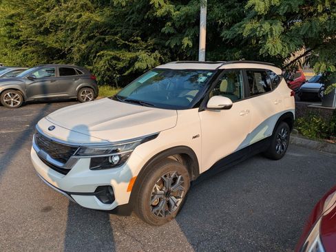 Used 2021 Kia Seltos EX AWD/4WD image 2
