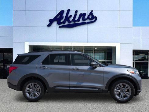 Certified 2021 Ford Explorer XLT w/ Equipment Group 202A AWD/4WD image 1