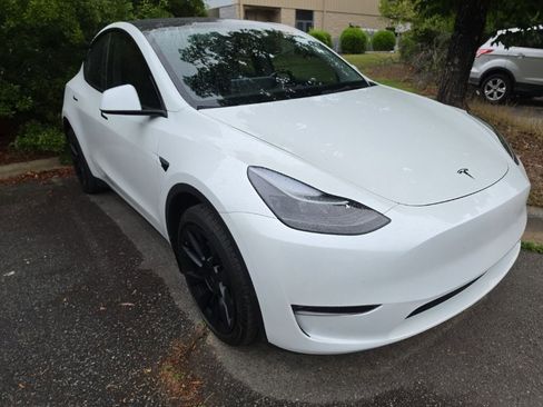 Used 2023 Tesla Model Y Long Range AWD/4WD image 2