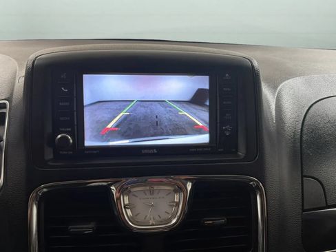 Used 2016 Chrysler Town & Country Limited FWD image 14