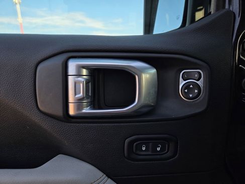 Used 2021 Jeep Gladiator Overland image 11