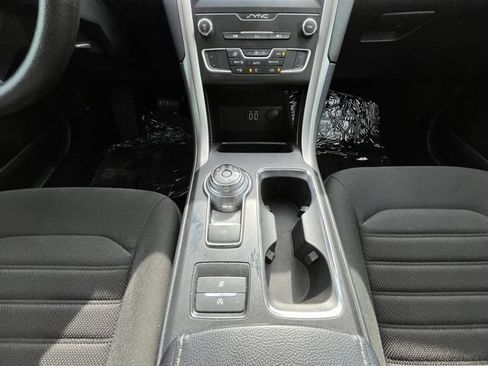 Used 2020 Ford Fusion SE FWD image 3
